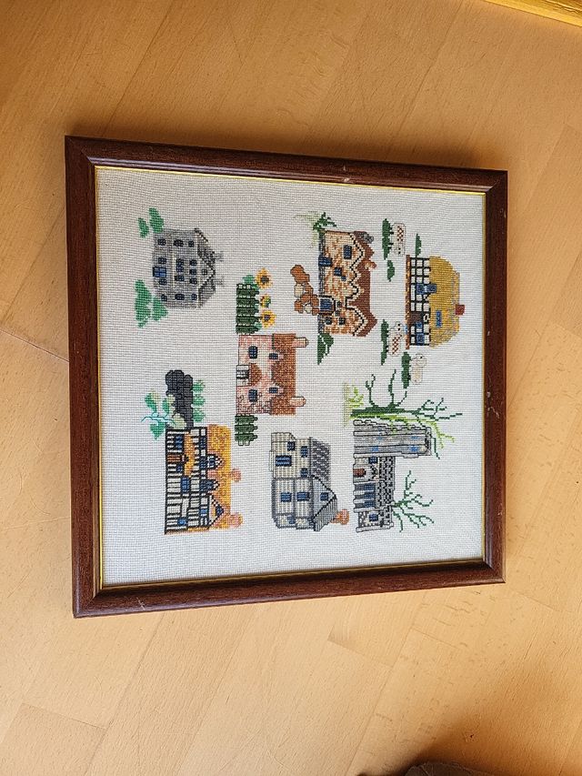 Diseño de casas bordado a mano