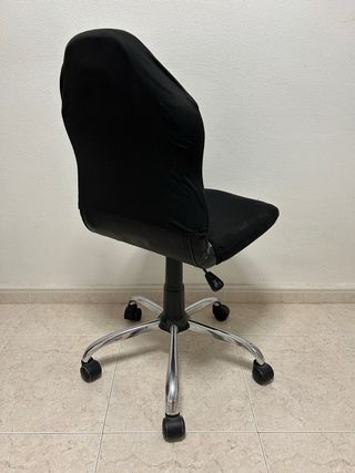 Silla escritorio ajustable y giratoria negra.