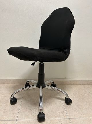 Silla escritorio ajustable y giratoria negra.