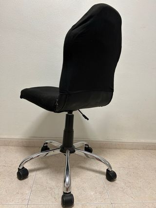 Silla escritorio ajustable y giratoria negra.