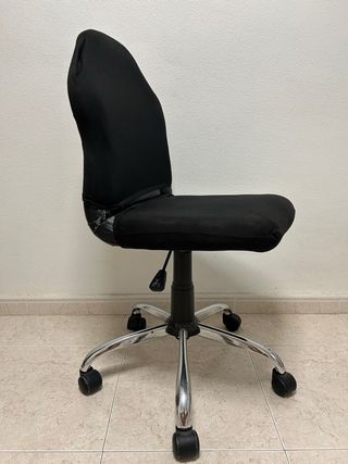 Silla escritorio ajustable y giratoria negra.