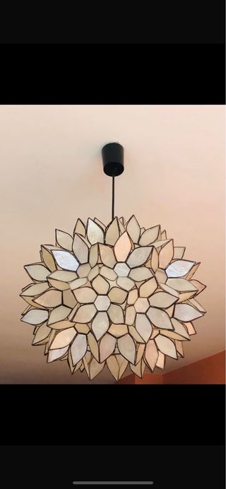 Lámpara nácar a Loja do Gato Preto.