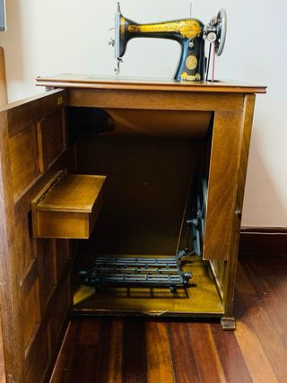 Máquina coser Singer antigua con mueble