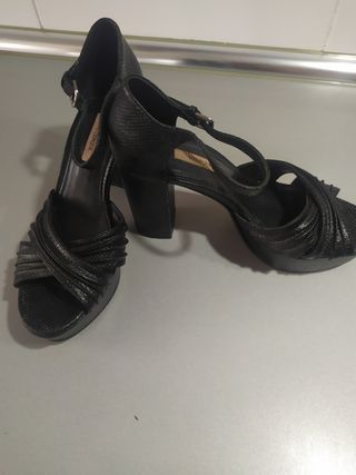 Zapatos Uterqüe negros tacón alto