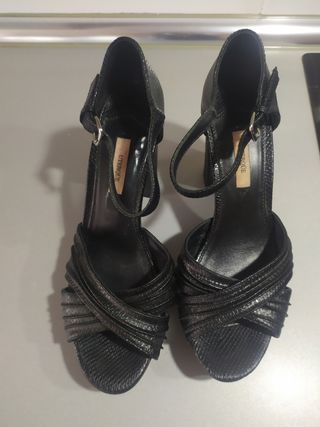 Zapatos Uterqüe negros tacón alto