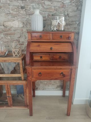 Escritorio antiguo de madera maciza