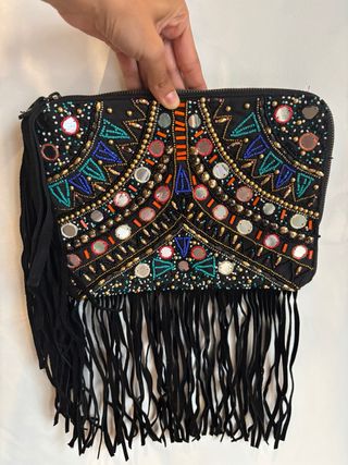 Bolso boho chic negro con abalorios