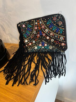 Bolso boho chic negro con abalorios