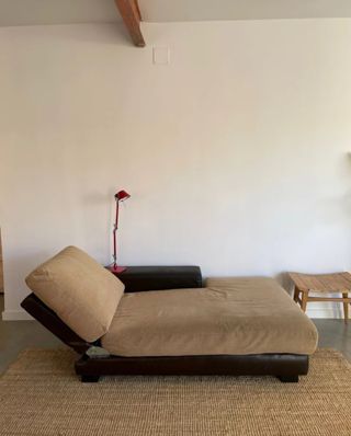Sofá cama chaise longue beige y marrón