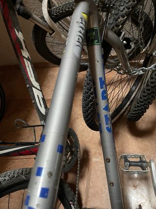 URGE VENDER Bicicleta Orbea gris-azul con casco.