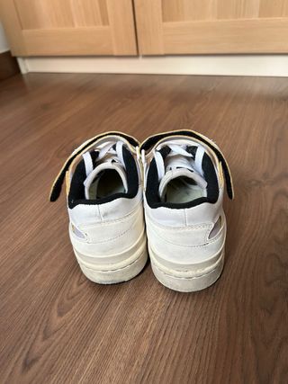 Zapatillas Adidas blancas y naranjas