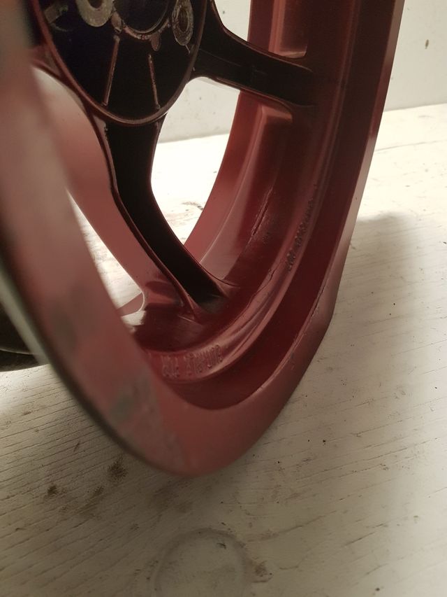 Llanta trasera roja Yamaha Aerox