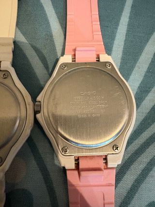 Relojes Casio usados blanco y otro rosa funcionado