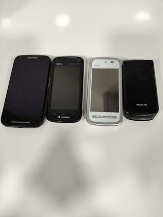 4 móviles antiguos:  3 Nokia y 1 Motorola