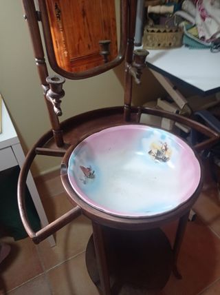 Antiguo tocador de madera con lavabo
