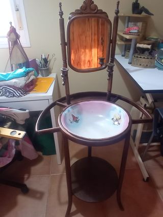 Antiguo tocador de madera con lavabo