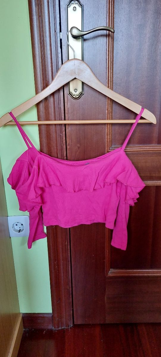 Top fucsia con manga. Talla S de Zara.