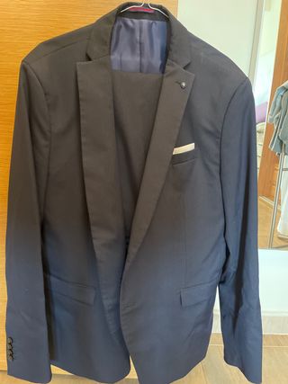 Traje azul hombre - moderno