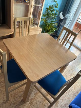 Mesa comedor extensible cuadrada madera + 4 sillas