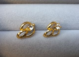 Pendientes dorados con zirconias. 1,2 cm