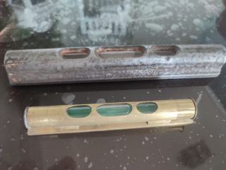 Niveles antiguos de metal y cristal