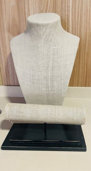 Busto y soporte para pulseras beige