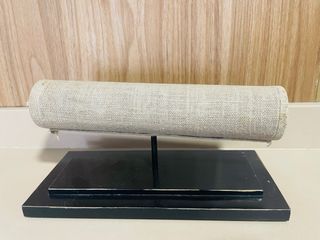 Busto y soporte para pulseras beige