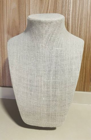 Busto y soporte para pulseras beige