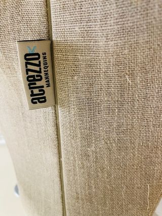 Busto y soporte para pulseras beige