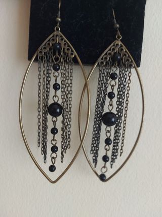 Pendientes largos dorados con cuentas negras