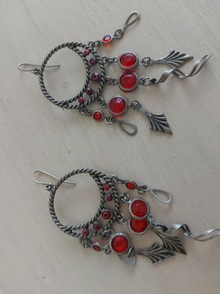 Pendientes rojos y plateados