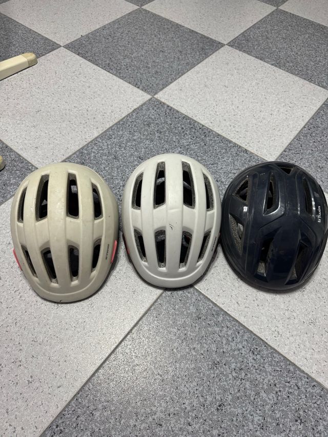 3 Cascos bici: Blanco, beige, negro