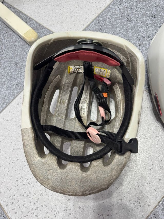 3 Cascos bici: Blanco, beige, negro