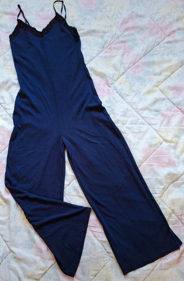 Mono mujer T-M color azul marino. Es de tirantes 