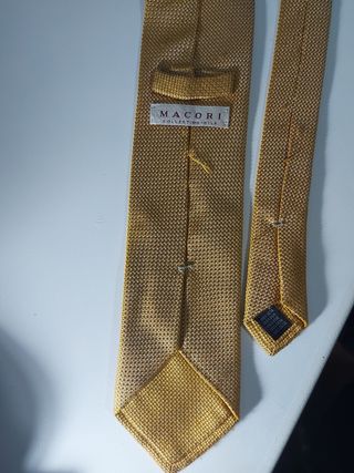 Corbata dorada hombre Macori