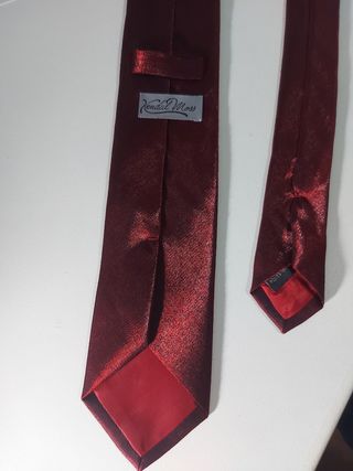 Corbata roja - elegante Kendal Moss
