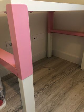 Escritorio IKEA PAHL blanco-rosa