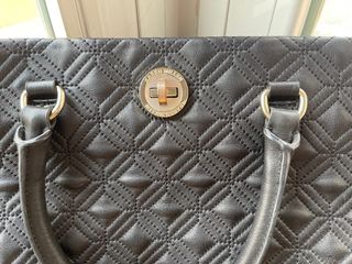 Bolso Karen Millen negro acolchado