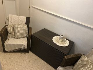 2 Sillones mimbre + baúl marrón