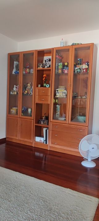 Mueble vitrina salón madera