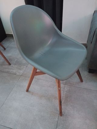 Sillas Grises y Madera