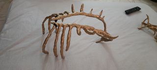 Diadema y brazaletes dorados