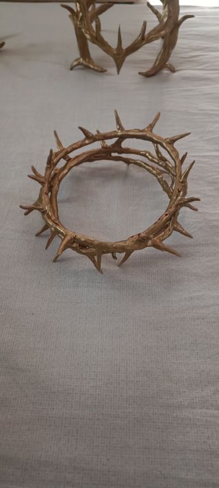 Diadema y brazaletes dorados