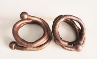 2 Sujeta Cortinas Metal marrón