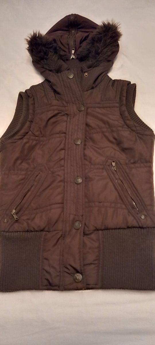Chaleco marrón con capucha