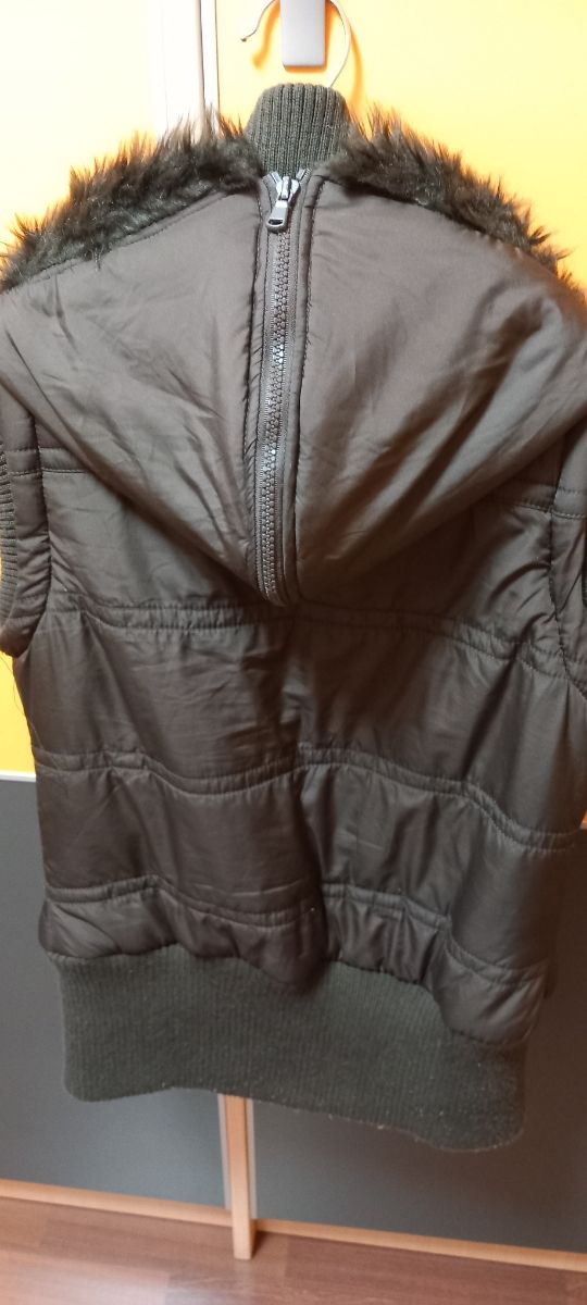 Chaleco marrón con capucha