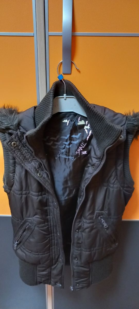 Chaleco marrón con capucha