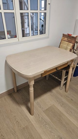 Mesa extensible beige de madera gratis