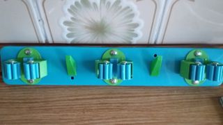 Colgador escobas, fregona y otros usos. 3+2