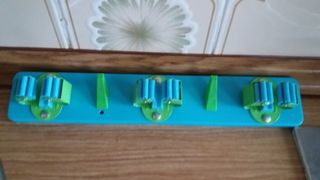 Colgador escobas, fregona y otros usos. 3+2